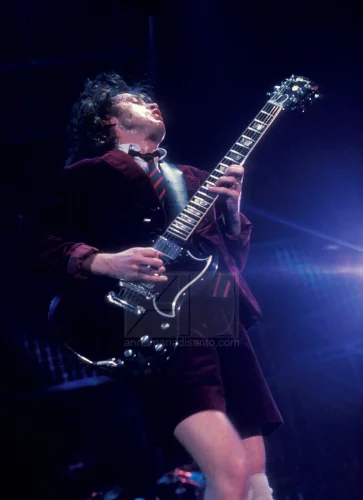 ANGUS YOUNG - ACDC LIVE